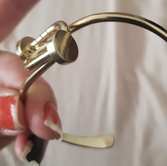 New Twisted Nail Head Gold Cuff Bracelet. - Picture 13 of 15
